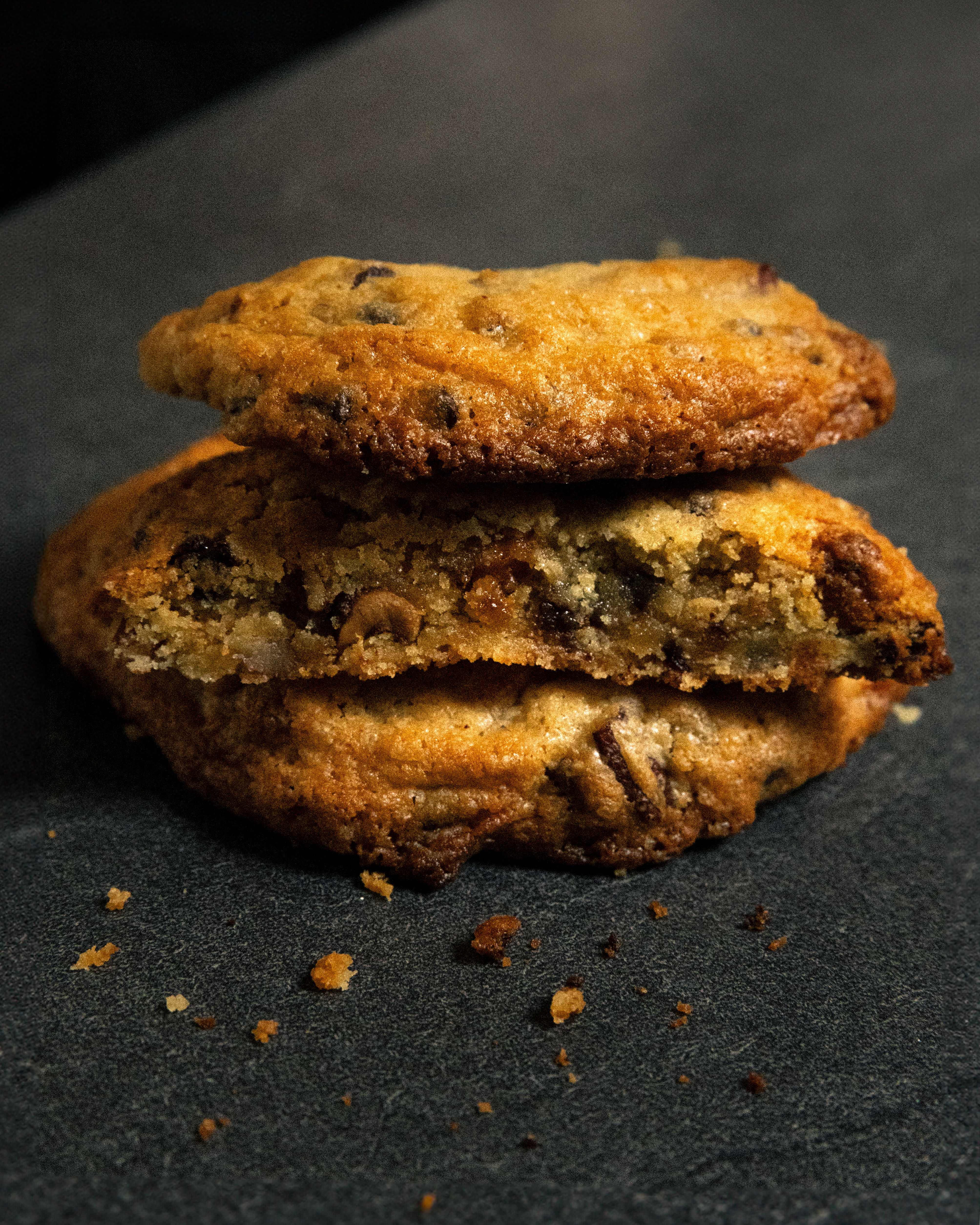 Une pile de cookies au chocolat, dorés et croustillants.