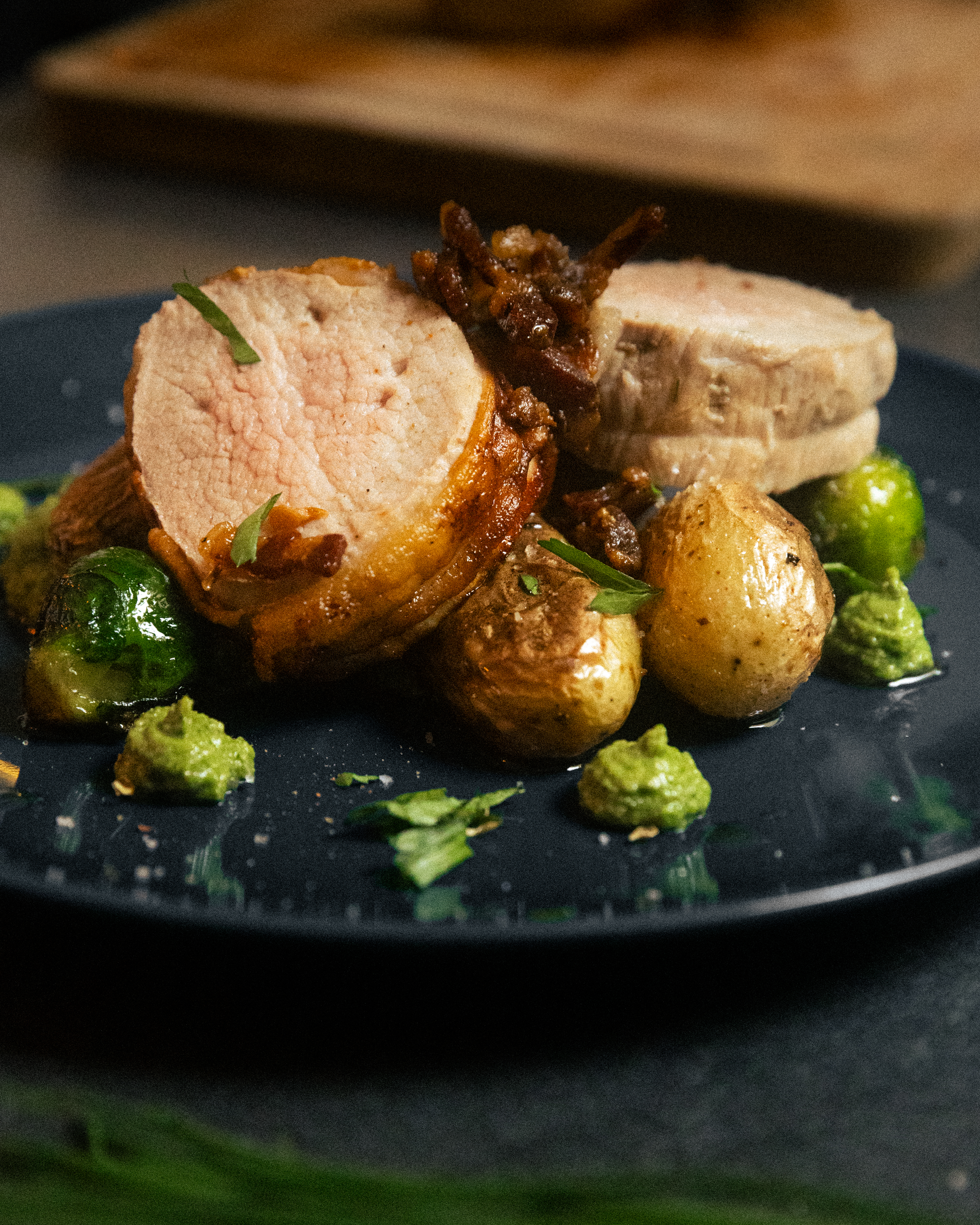 Un example de plat du jour. Ici une appétissante pièce de viande accompagnée de pommes de terre sautées et de choux de bruxelles délicieusement rôtis.